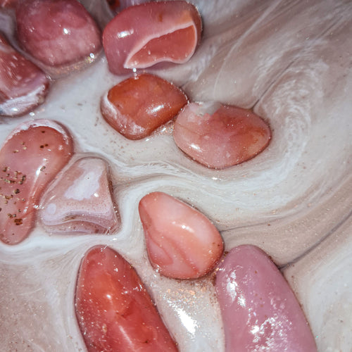 Abstraktes Bild aus Epoxidharz, Wandkunst mit echten Edelsteinen - Aprikosen Achat 60 cm