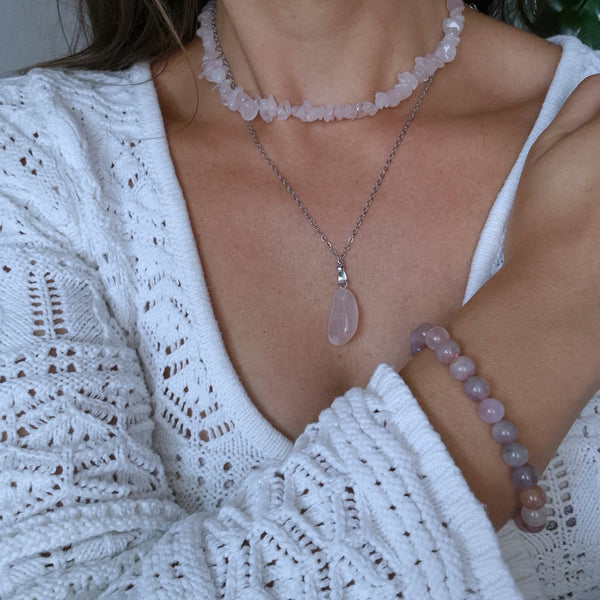 Kette mit Anhänger - Rosenquarz Trommelstein