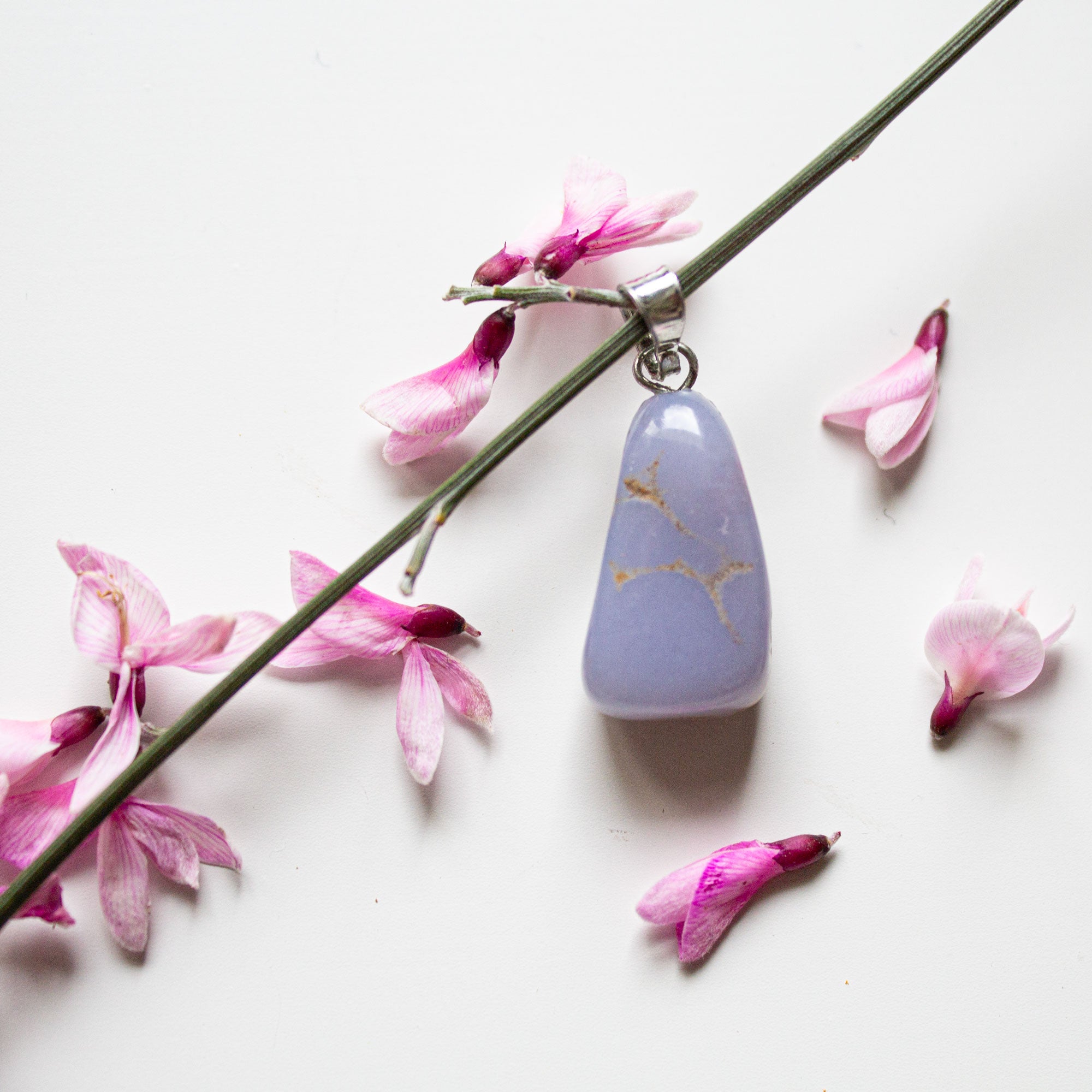 Kette mit Anhänger - Chalcedon Trommelstein