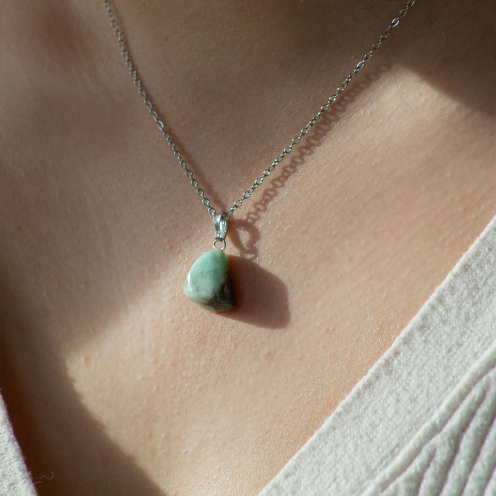 Kette mit Anhänger - Smaragd Trommelstein