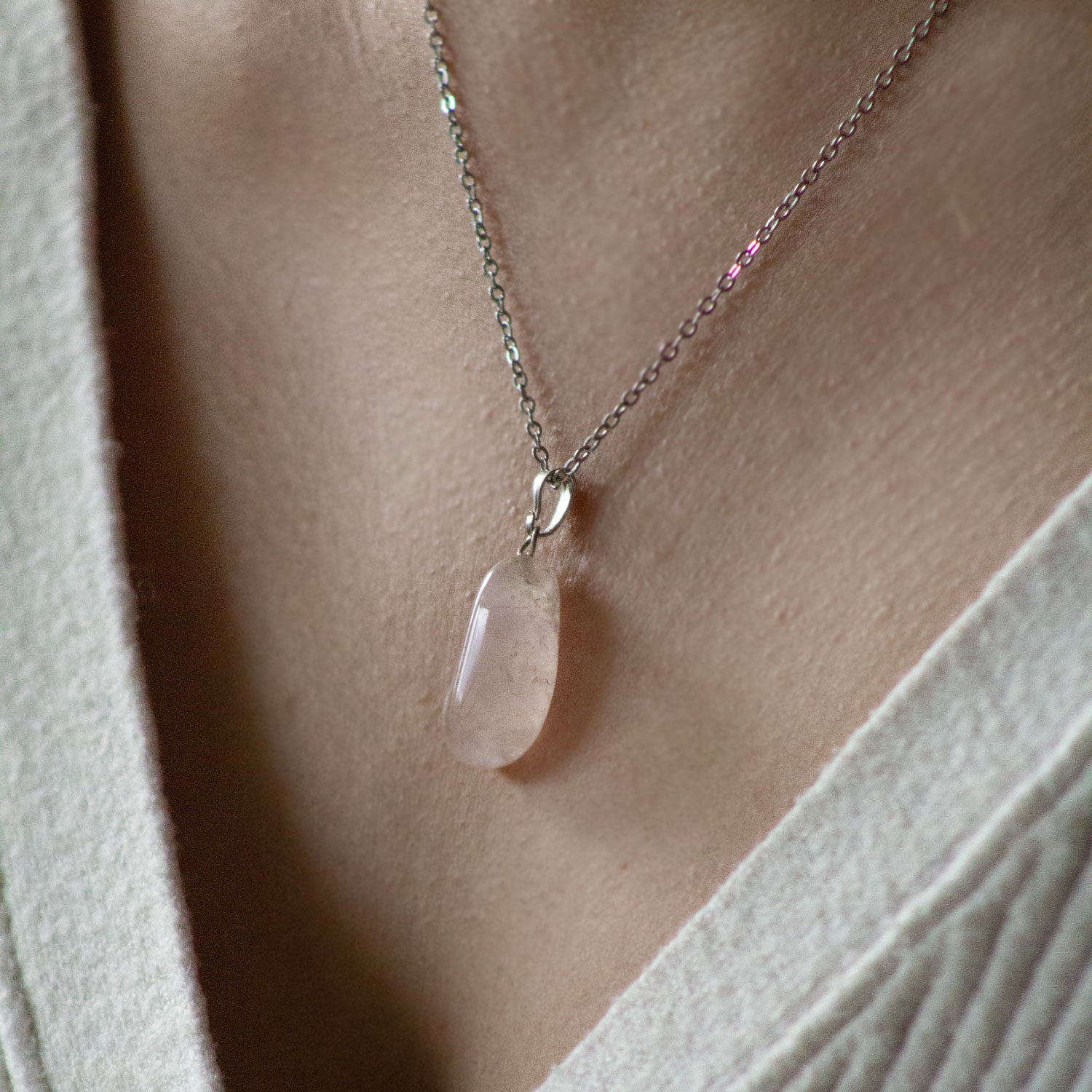 Kette mit Anhänger - Rosenquarz Trommelstein