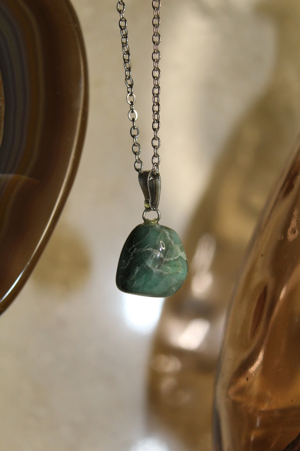 Kette mit Anhänger - Smaragd Trommelstein